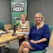 La presidenta de FEHM, María Frontera, junto a la periodista Elka Dimitrova en Onda Cero Mallorca