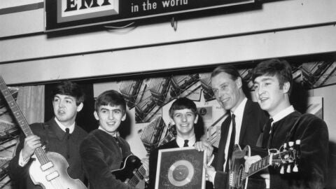 George Martin junto a los Beatles