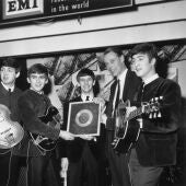 George Martin junto a los Beatles