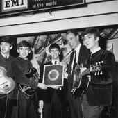 George Martin junto a los Beatles George Martin junto a los Beatles