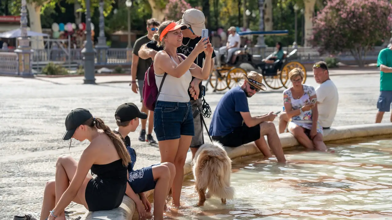 Turistas se refrescan en la Plaza de España (Sevilla) Turistas se refrescan en la Plaza de España (Sevilla)