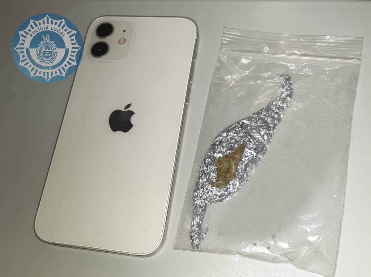 Detenido un joven de 18 años en Elche por portar sustancias estupefacientes y sustraer un móvil valorado en 790 euros Detenido un joven de 18 años en Elche por portar sustancias estupefacientes y sustraer un móvil valorado en 790 euros