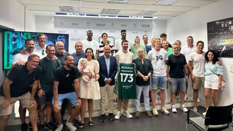 Dar&iacute;o Brizuela junto a todos los asistentes a su despedida de Unicaja