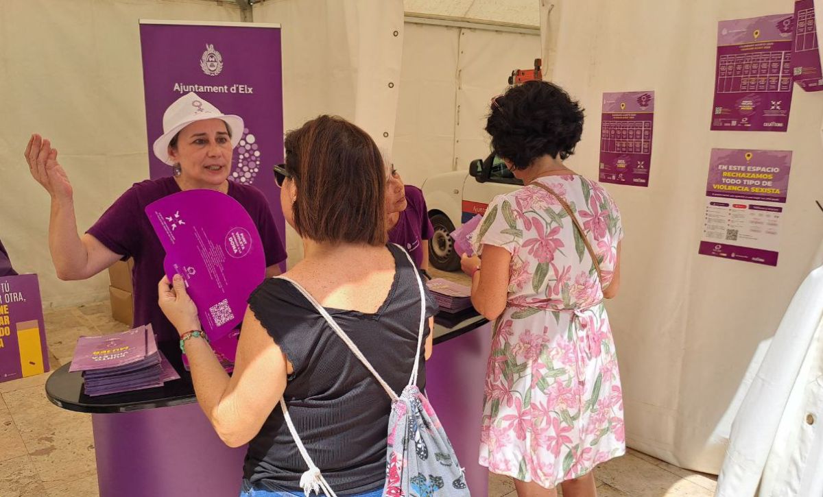 Elche arranca con los Puntos Violeta de atención a la mujer junto a la barraca municipal Elche arranca con los Puntos Violeta de atención a la mujer junto a la barraca municipal