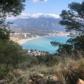 Bahía del Albir en día soleado con nubes bajas
