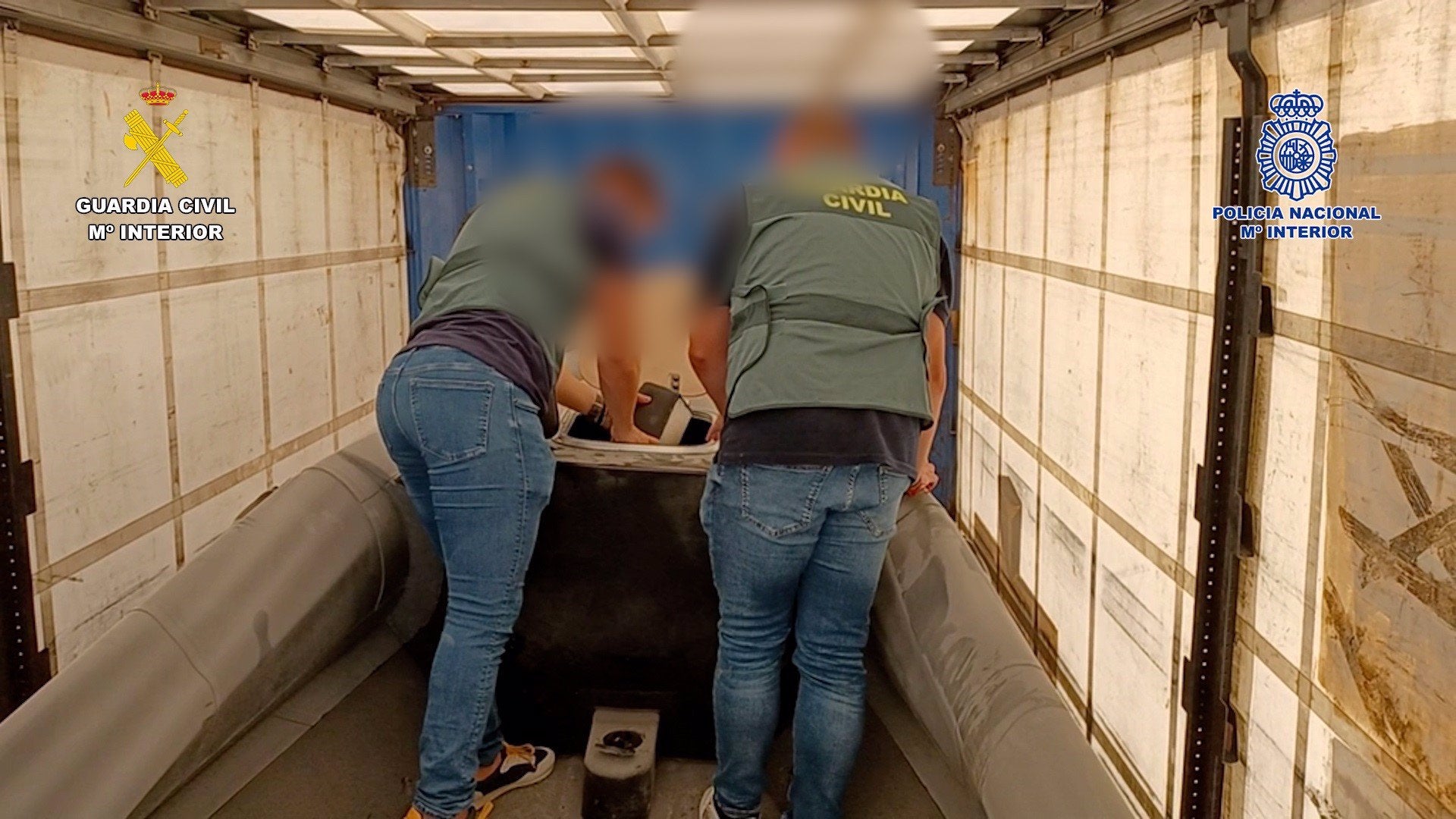 La Guardia Civil detiene a dos personas cuando transportaban por carretera una "narcolancha" que ocultaban en Zafra La Guardia Civil detiene a dos personas cuando transportaban por carretera una "narcolancha" que ocultaban en Zafra