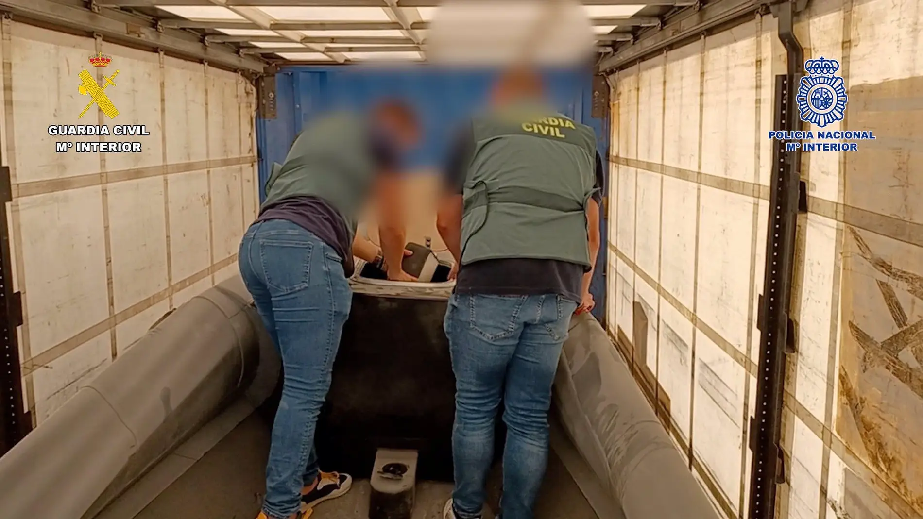 La Guardia Civil detiene a dos personas cuando transportaban por carretera una "narcolancha" que ocultaban en Zafra