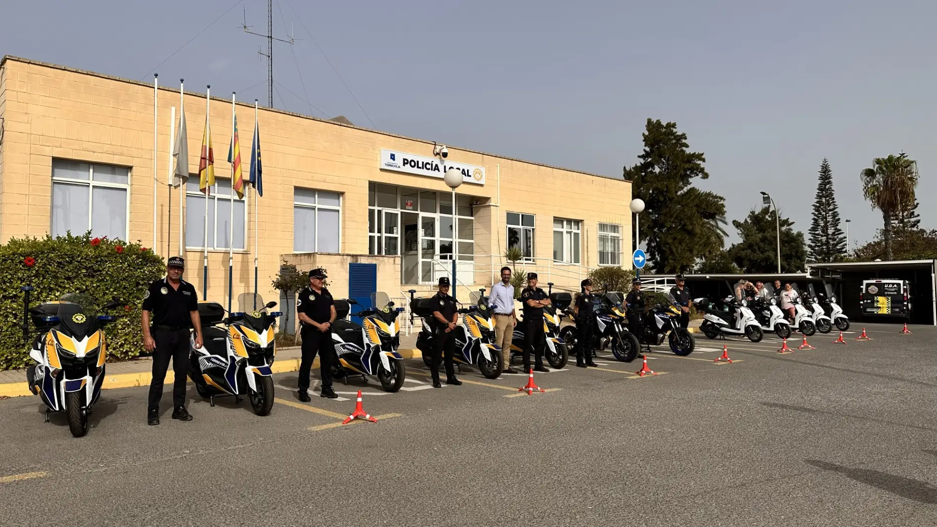 El Ayuntamiento de Torrevieja refuerza su parque móvil con 13 nuevas motocicletas