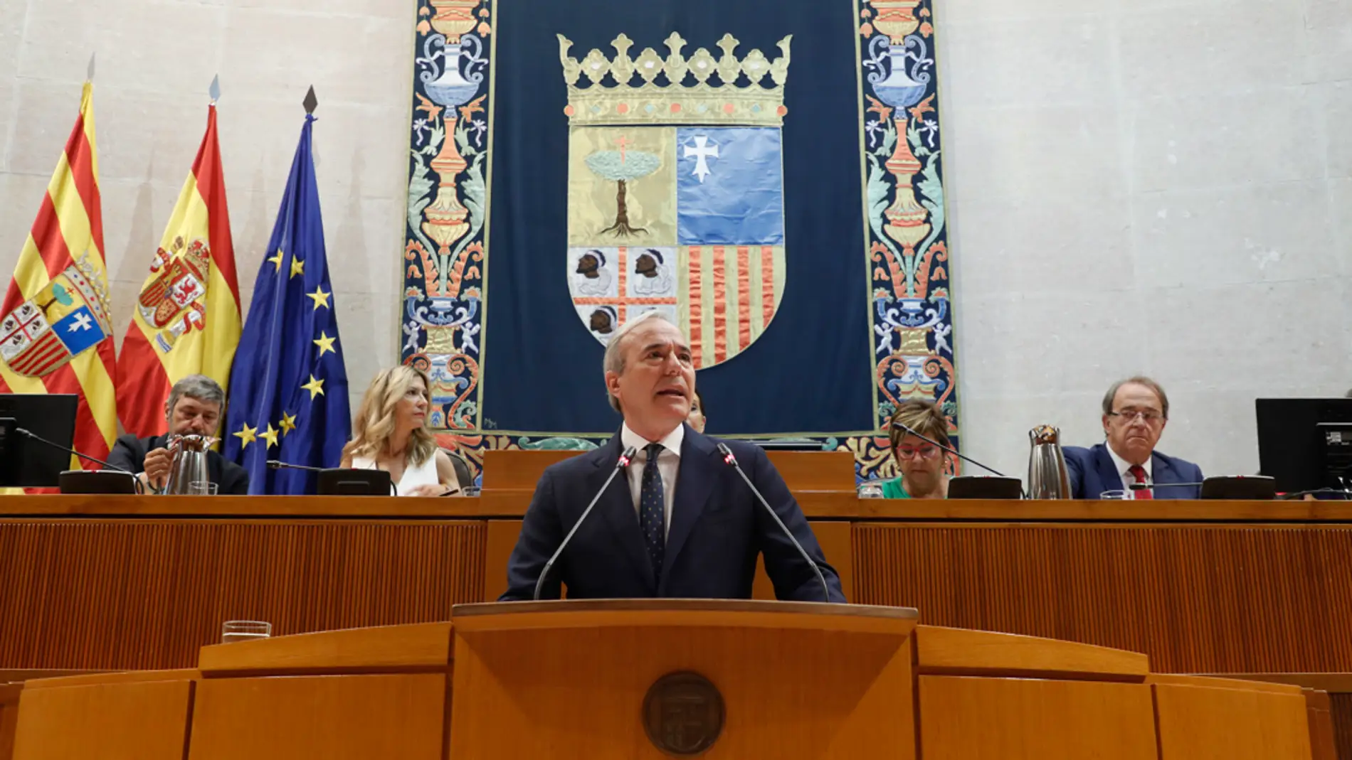 El candidato del PP a la Presidencia de Aragón, Jorge Azcón, durante su discurso de investidura en el parlamento aragonés este miércoles.