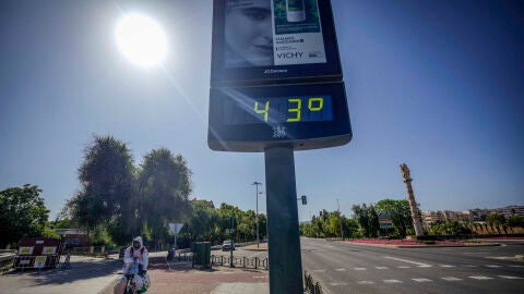 Imagen de archivo de un term&oacute;metro marcando los 43 grados de temperatura en C&oacute;rdoba.