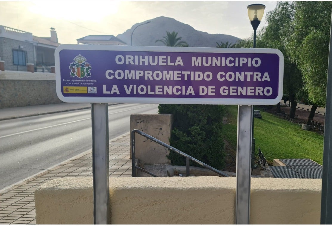 Igualdad elimina las pintadas realizadas en las señales contra la violencia de género Igualdad elimina las pintadas realizadas en las señales contra la violencia de género