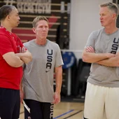 Steve Kerr y su equipo técnico preparando a la selección de baloncesto de Estados Unidos en The Embassy Steve Kerr y su equipo técnico preparando a la selección de baloncesto de Estados Unidos en The Embassy