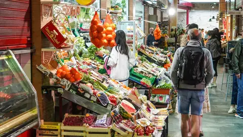 Imagen de archivo de varias personas haciendo la compra en un supermercado La cesta de la compra sube en verano: estos son los alimentos que han disparado su precio