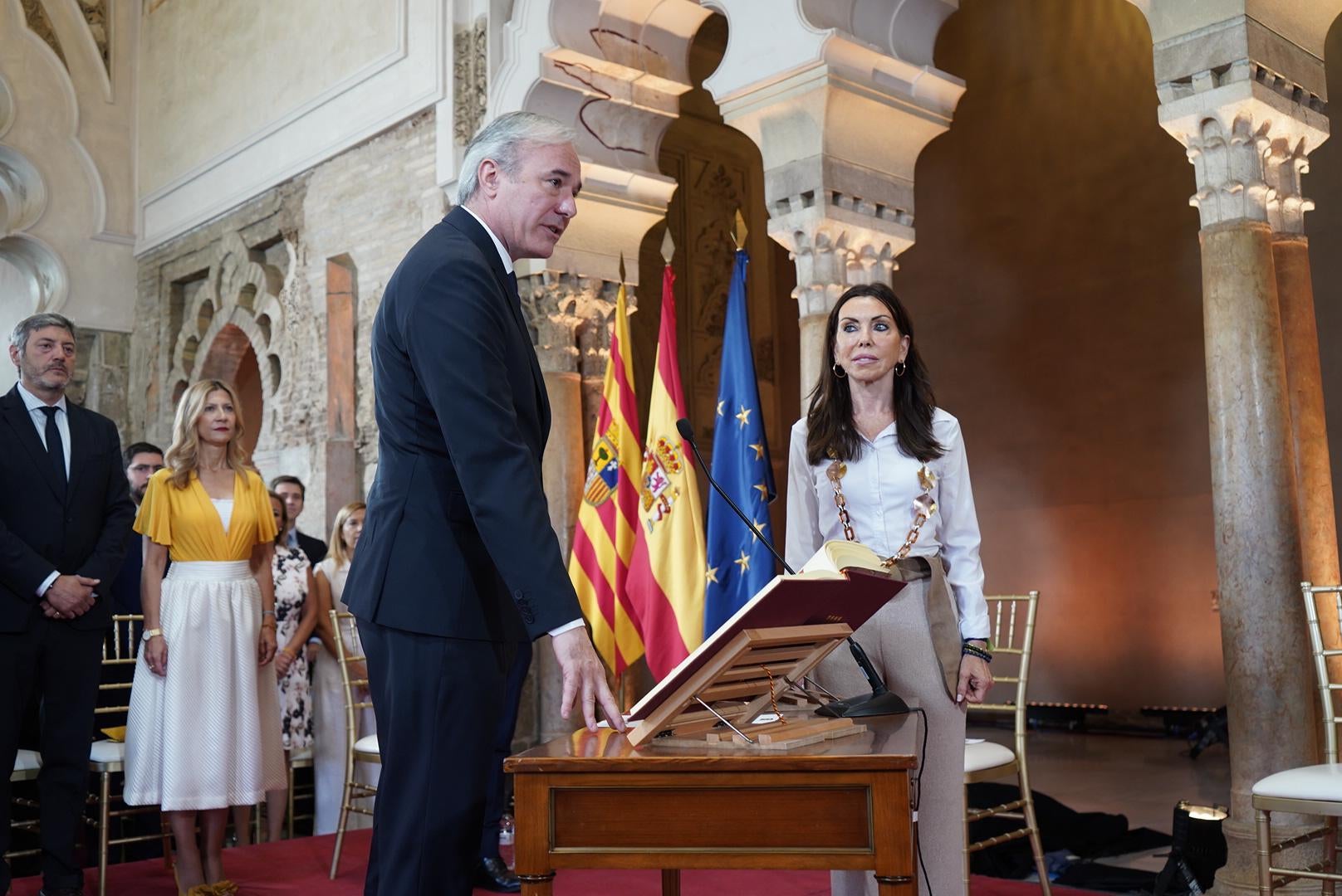 Jorge Azcón defenderá la Constitución y el Estatuto de Autonomía de Aragón Jorge Azcón defenderá la Constitución y el Estatuto de Autonomía de Aragón