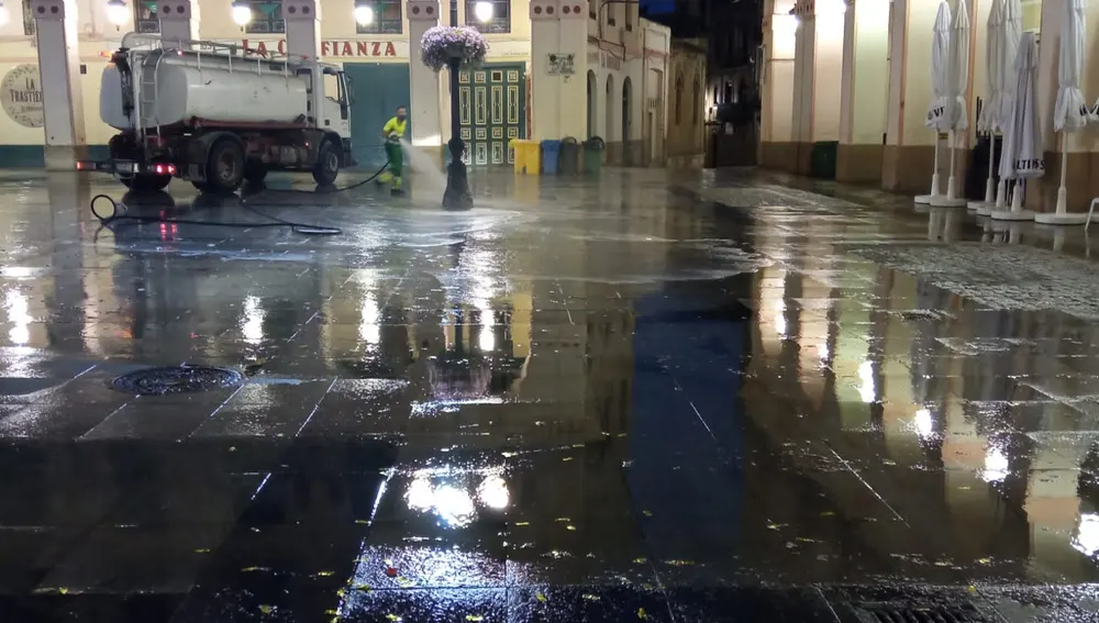 La plaza López Allué tras el paso de las máquinas barredoras y limpiadoras