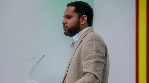 Garriga niega crisis por la renuncia de Espinosa: "Vox está en uno de sus mejores momentos" Garriga niega crisis por la renuncia de Espinosa: "Vox está en uno de sus mejores momentos"