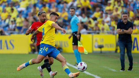El jugador de la UD Las Palmas Lemos y el jugador del RCD Mallorca Costa