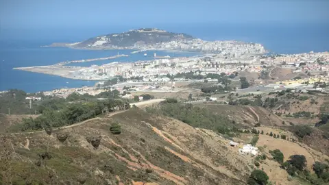 Cerca de 100 inmigrantes intentan entrar en Ceuta y solo lo consiguen una decena Cerca de 100 inmigrantes intentan entrar en Ceuta y solo lo consiguen una decena