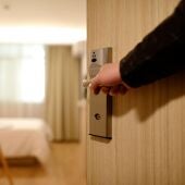 El aviso de la Guardia civil sobre el "grave error" que cometen los turistas en las habitaciones de los hoteles
