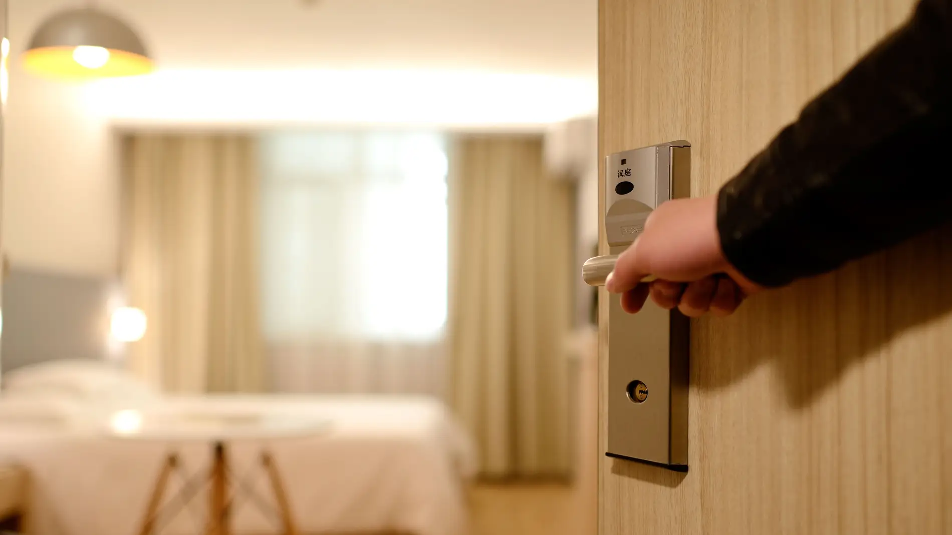 El aviso de la Guardia civil sobre el "grave error" que cometen los turistas en las habitaciones de los hoteles
