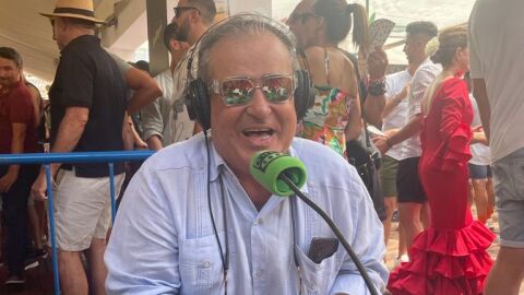 Miguel de Hoyos en los micr&oacute;fonos de Onda Cero M&aacute;laga para el programa especial "Aires de Feria"
