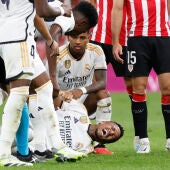 El defensa del Real Madrid Ëder Militao se lamenta en el suelo, durante el partido de Liga en Primera División ante el Athletic que disputaron en el estadio de San Mamés, en Bilbao. 