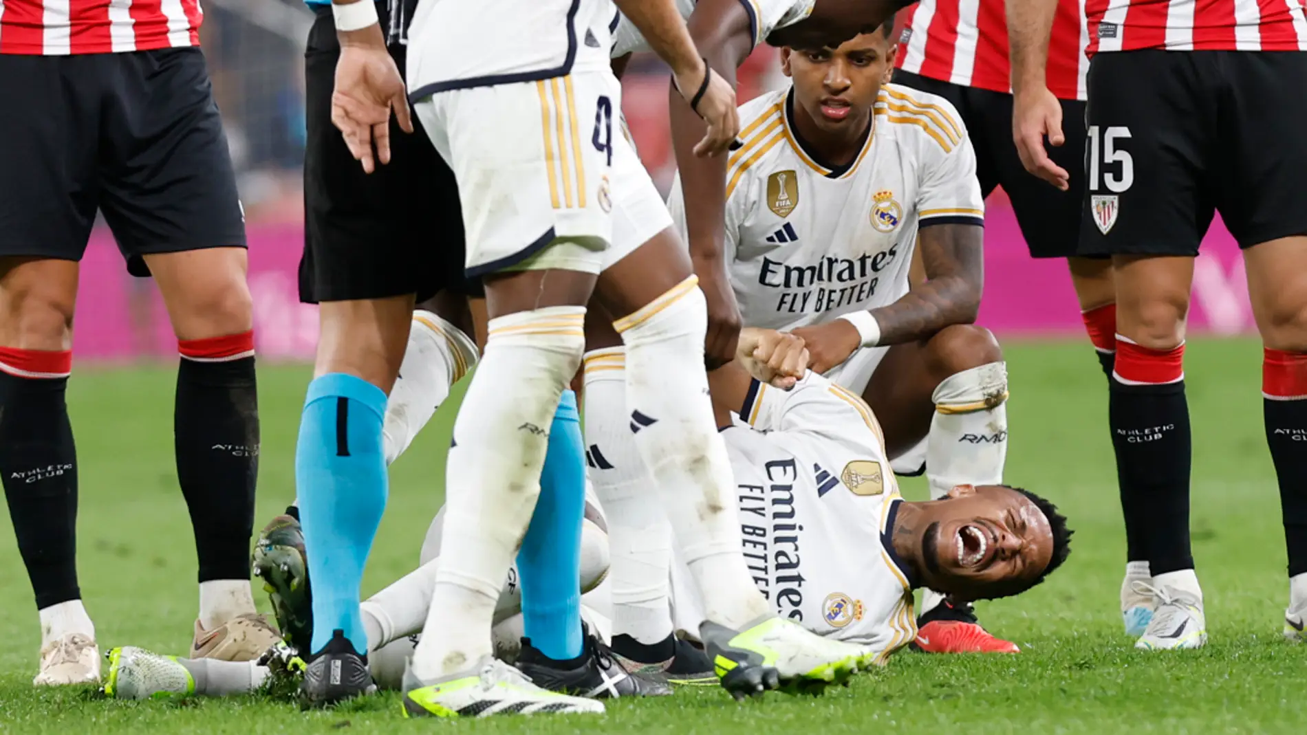 El defensa del Real Madrid Ëder Militao se lamenta en el suelo, durante el partido de Liga en Primera División ante el Athletic que disputaron en el estadio de San Mamés, en Bilbao. 
