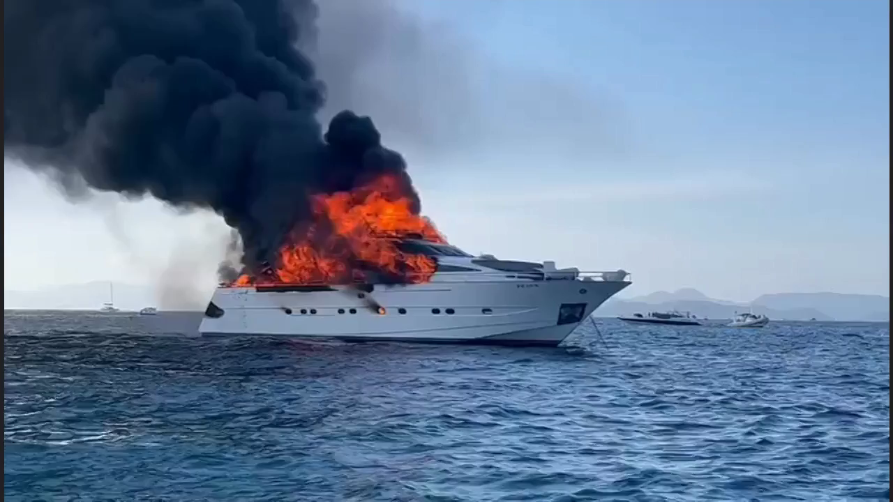 Arde un yate con 17 ocupantes a bordo en la costa de Formentera Arde un yate con 17 ocupantes a bordo en la costa de Formentera