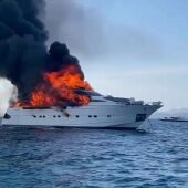 Arde un yate con 17 ocupantes a bordo en la costa de Formentera
