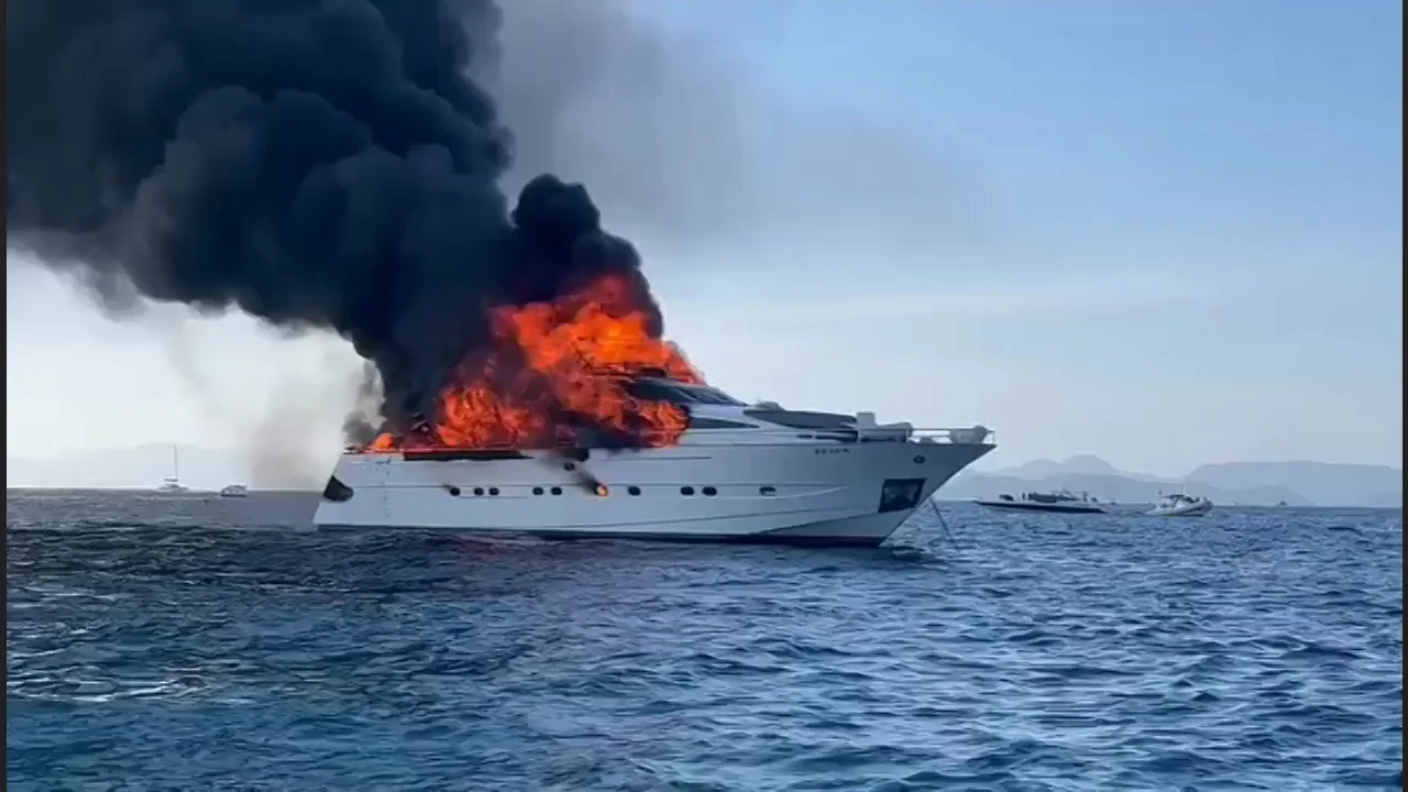 Arde un yate con 17 ocupantes a bordo en la costa de Formentera Arde un yate con 17 ocupantes a bordo en la costa de Formentera