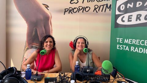 Isabel S&aacute;nchez y Blanca Lara en la caseta de San Miguel de la Plaza de la Constituci&oacute;n para el programa "Aires de Feria"