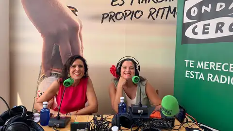Isabel Sánchez y Blanca Lara en la caseta de San Miguel de la Plaza de la Constitución para el programa "Aires de Feria" Isabel Sánchez y Blanca Lara en la caseta de San Miguel de la Plaza de la Constitución para el programa "Aires de Feria"