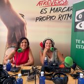 Isabel Sánchez y Blanca Lara en la caseta de San Miguel de la Plaza de la Constitución para el programa "Aires de Feria"