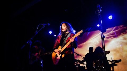 Imagen de archivo de una mujer guitarrista