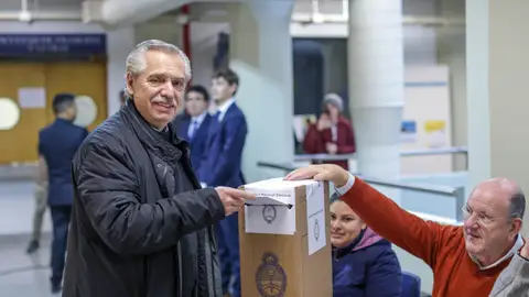 Fotografía proporcionada por la Presidencia argentina que muestra al presidente, Alberto Fernández, mientras vota en las elecciones primarias, en Buenos Aires. Fotografía proporcionada por la Presidencia argentina que muestra al presidente, Alberto Fernández, mientras vota en las elecciones primarias, en Buenos Aires.