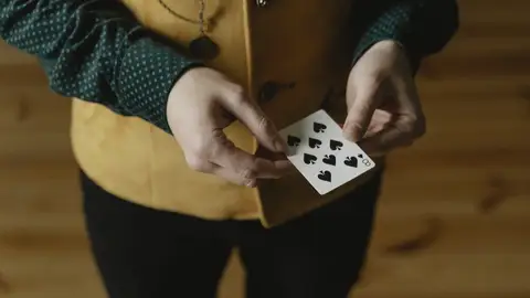 Imagen de archivo de un mago haciendo magia Imagen de archivo de un mago haciendo magia