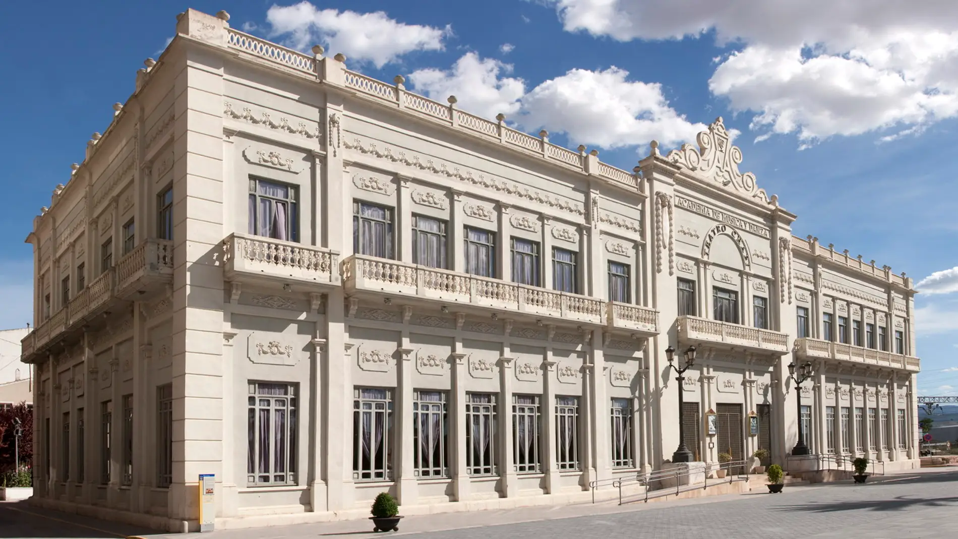 La fachada del Ayuntamiento de Villena.