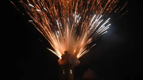 La Nit de l'Albà vuelve a iluminar la noche de Elche con 70.000 cohetes