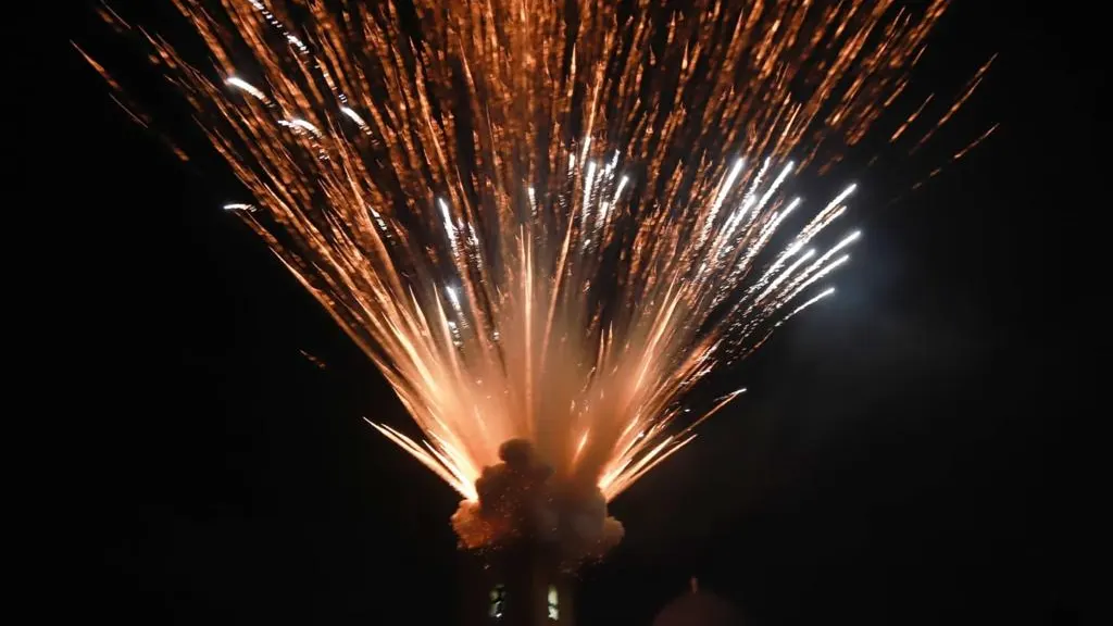 La Nit de l'Alb&agrave; vuelve a iluminar la noche de Elche con 70.000 cohetes