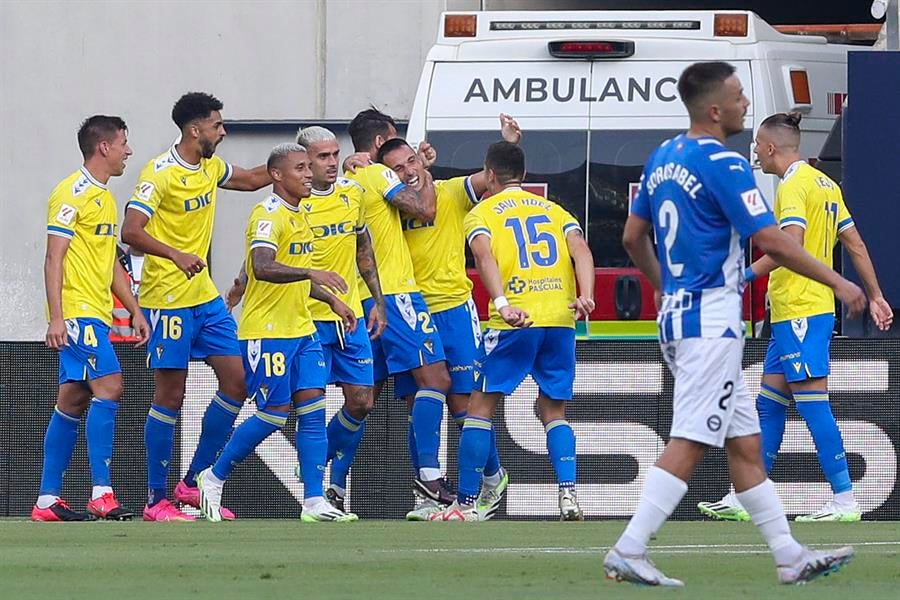 El Cádiz amarga el regreso del Alavés a primera El Cádiz amarga el regreso del Alavés a primera