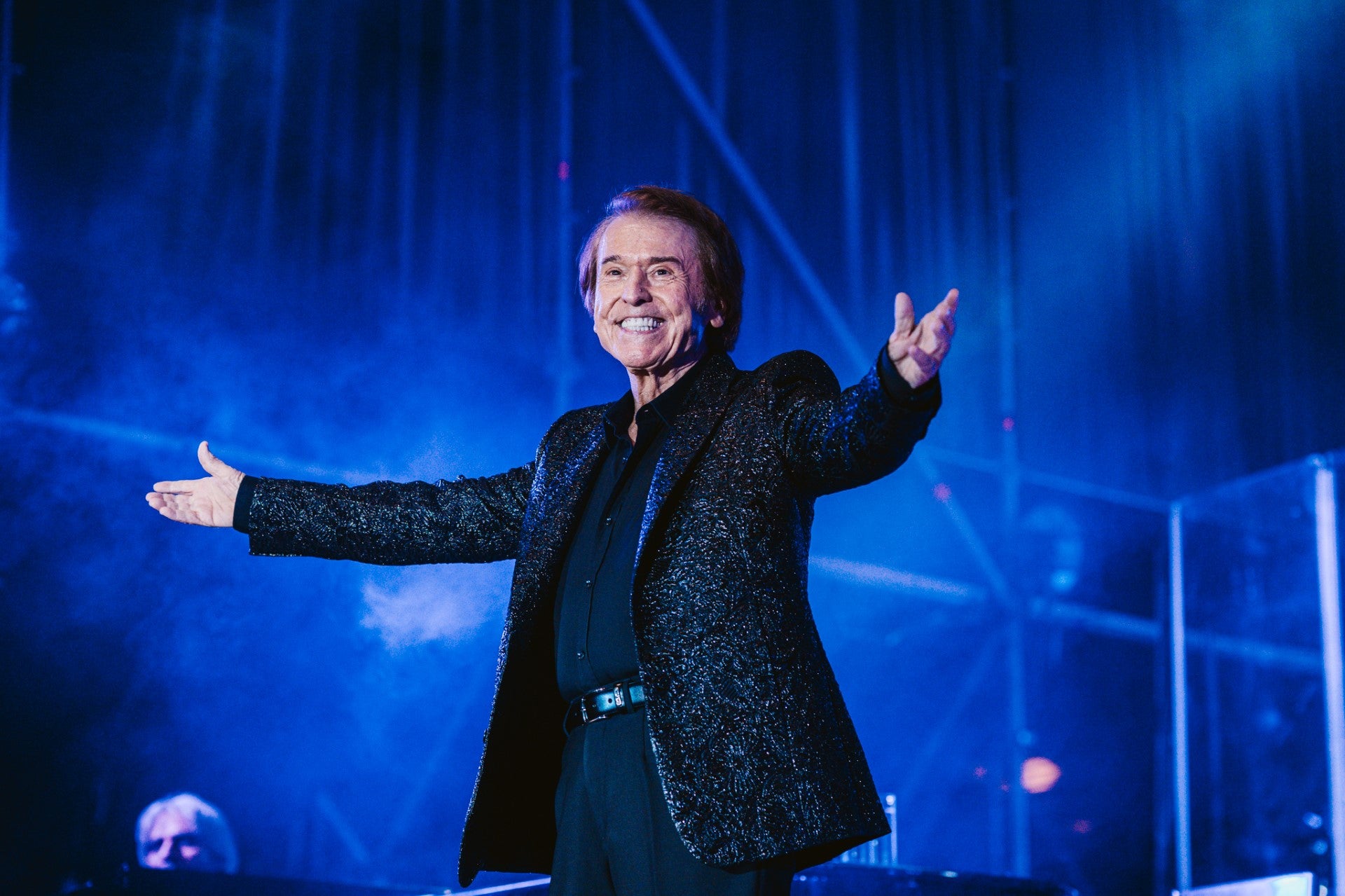 El cantante Raphael enamora Castellón en su vuelta a los escenarios en el Som Festival ante más de 3.000 personas El cantante Raphael enamora Castellón en su vuelta a los escenarios en el Som Festival ante más de 3.000 personas