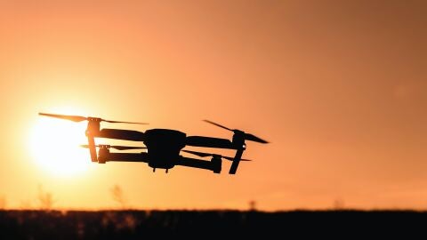 Silueta De C&aacute;mara Drone Vol&oacute; En El Aire