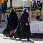 Dos mujeres afganas pasean por la calle en Kabul, en Afganistán.