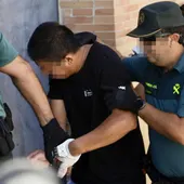 El detenido por la muerte de su mujer entra en el juzgado número 3 de Utrera. El detenido por la muerte de su mujer entra en el juzgado número 3 de Utrera.