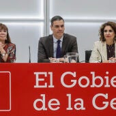 El presidente del Gobierno en funciones, Pedro Sánchez, junto a otras dirigentes socialistas en una foto de archivo