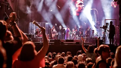 Un momento de la actuación de Raphael Un momento de la actuación de Raphael