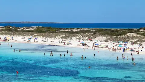 Llega una patera a Formentera con 16 personas a bordo Llega una patera a Formentera con 16 personas a bordo