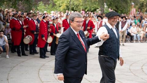Juan Mari Aburto en el tradicional aurresku