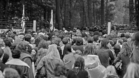 Multitud escuchando un concierto en los a&ntilde;os 70