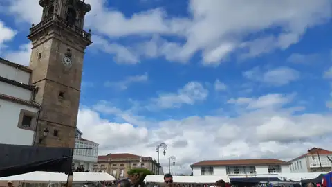 Plaza García Hermanos, en Betanzos Hubo feria, pero no habrá lanzamiento del globo de papel.